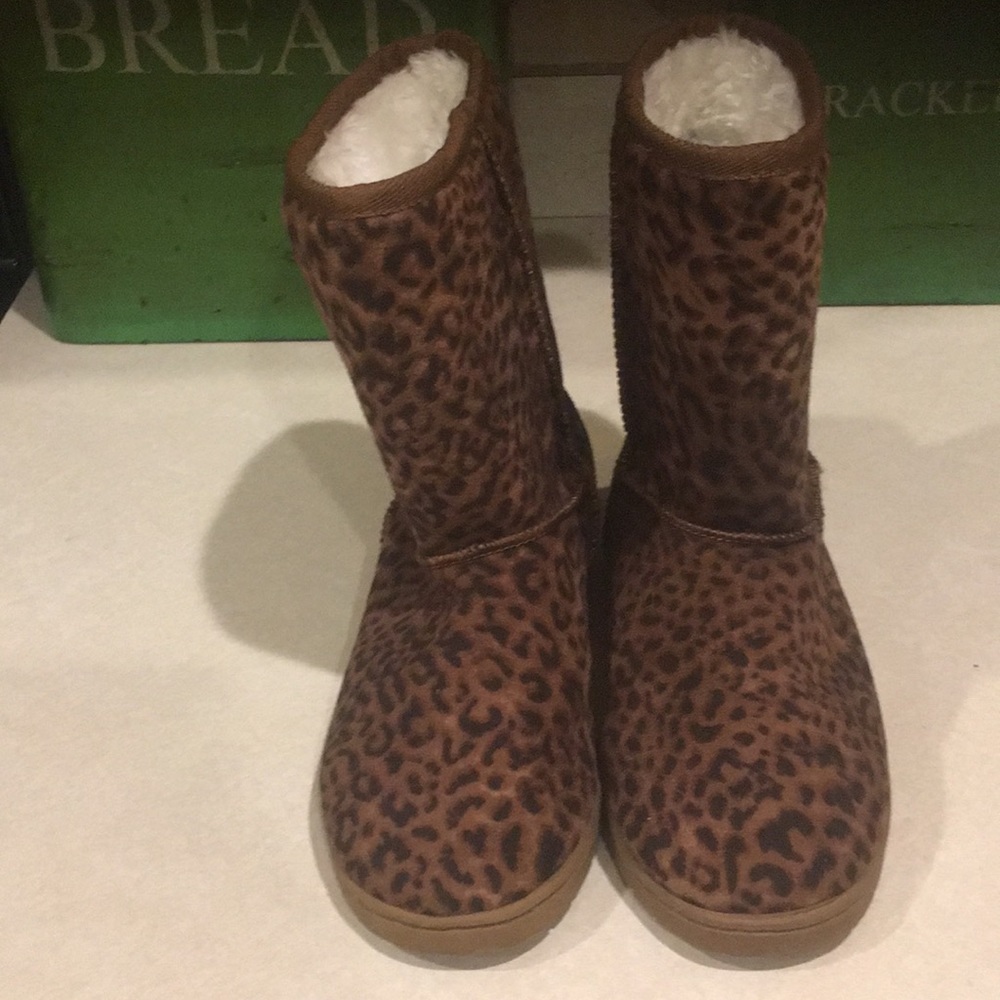 Like new women’s size 6 dawg brand boots